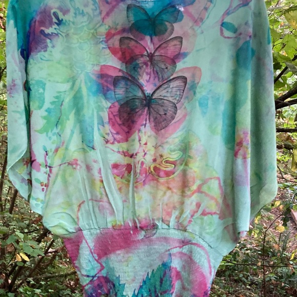 One World Top with butterflies - Picture 2 of 10